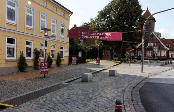 Zeitungspapiertheater